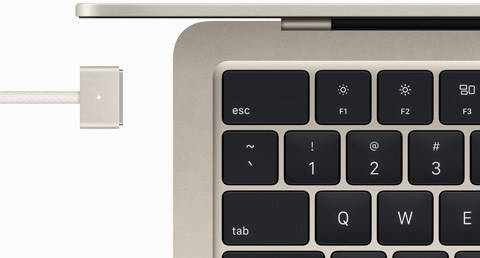 MacBook Air en blanco estrella con cable de carga MagSafe a juego