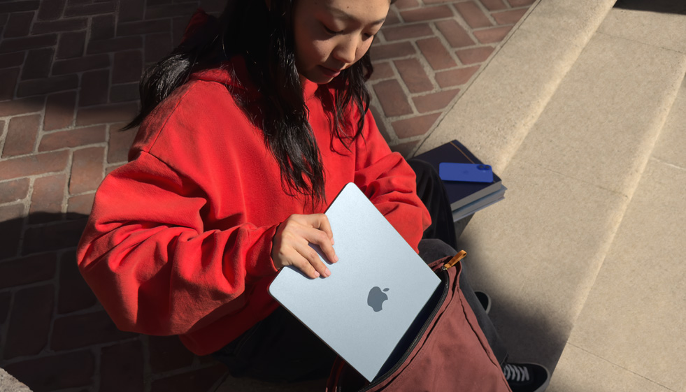 Una estudiante mete el MacBook Air en su mochila