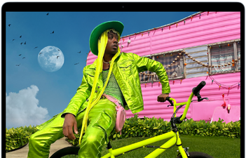 La pantalla de un MacBook Air muestra una foto de una persona con ropa colorida que destaca la gama de colores y la resolución de la pantalla Liquid Retina