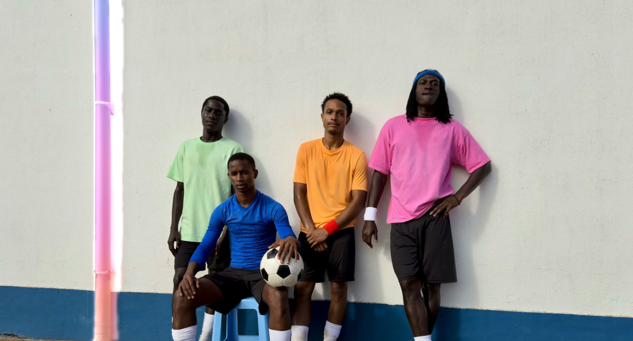 Verktyget Snygga till används för att avlägsna ett stuprör från en bild av fotbollsspelare som står uppställda mot en vägg