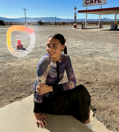 Verktyget Snygga till används och markerar en trafikkon som ska tas bort från en bild