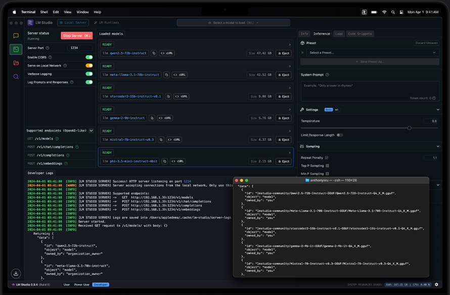 Eine Person arbeitet mit großen Sprachmodellen in der App LM Studio