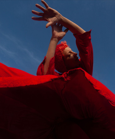 Una persona con un vestido rojo bailando