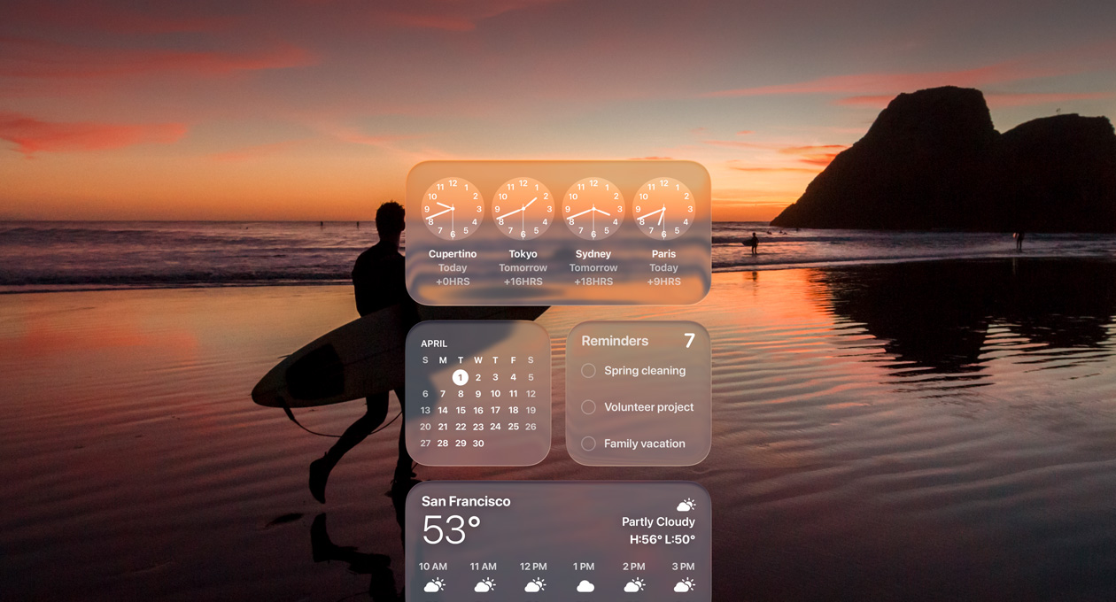 Widgets de Reloj, Calendario, Recordatorios y Tiempo en Liquid Glass en una pantalla con macOS Tahoe y un fondo de un surfista caminando por la playa al atardecer