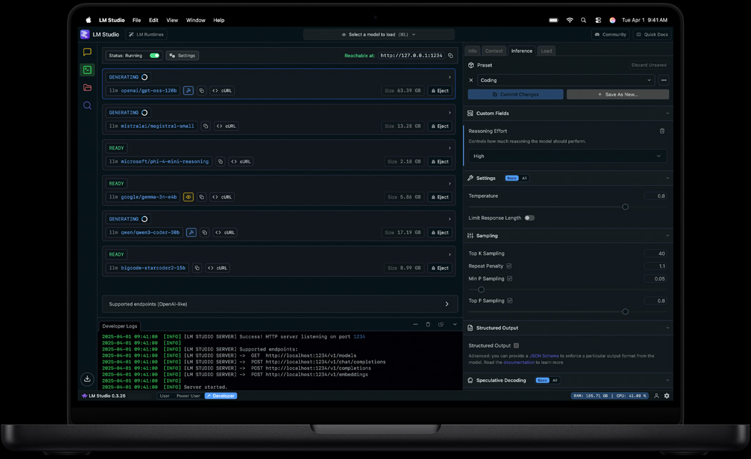 MacBook Pro 的螢幕展示 LM Studio