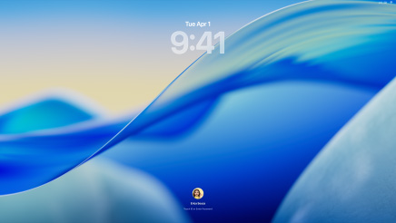 Trois modèles de Mac tournés vers l’avant, MacBook Pro 16 pouces argent à gauche avec l’app Téléphone qui affiche les contacts récents, iMac 24 pouces bleu au centre avec le fond d’écran de macOS Tahoe 26, et MacBook Air 13 pouces minuit à droite avec la recherche Spotlight à l’écran, ainsi que le Dock et divers widgets tels que Calendrier, Horloge et Météo en Liquid Glass