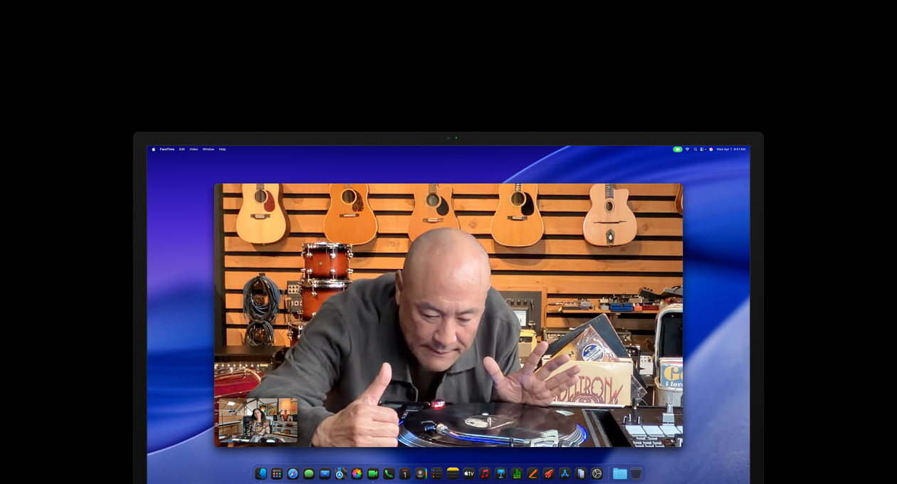 Pendant un appel vidéo, une personne dans un magasin de musique regarde attentivement une table tournante, Cadrage centré la garde au centre du cadre