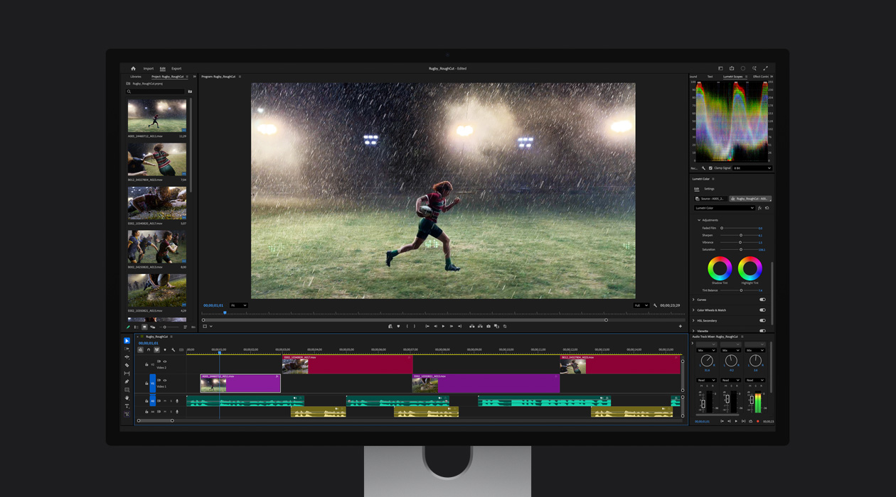 Dans un projet Adobe Premiere Pro, une personne qui tient un ballon de rugby traverse un terrain en courant sous la pluie 