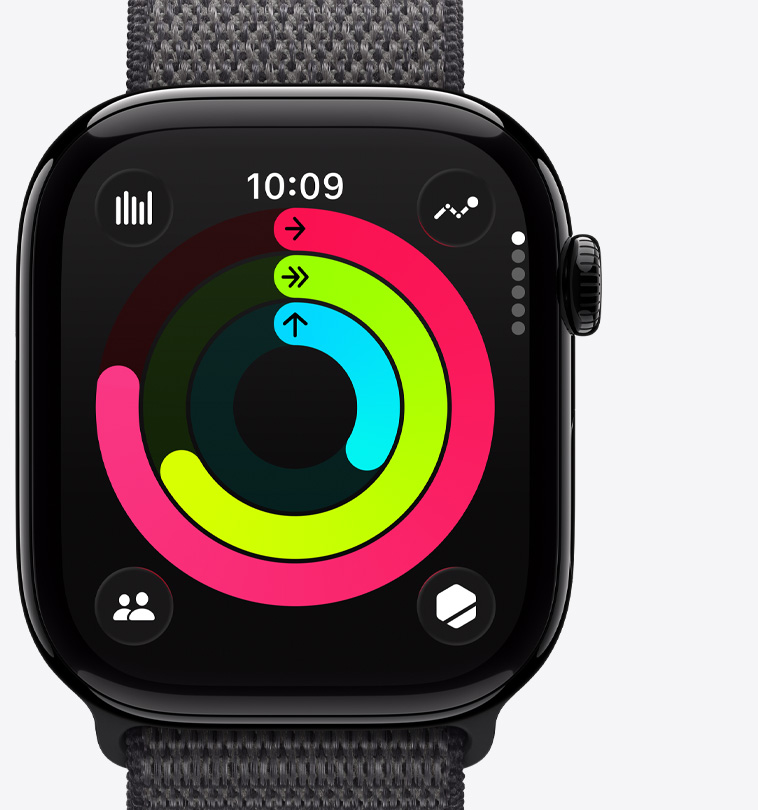 Apple Watch Series 11，展示拋光曜石黑色鋁金屬錶殼，搭配深灰色運動型錶環，螢幕顯示可查看「活動」、「運動」和「站立」目標的「活動記錄」圓圈，側面有數位錶冠