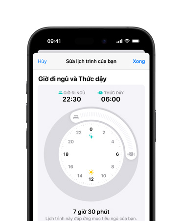 Mặt trước của iPhone 16, giao diện người dùng hiển thị nội dung Sức Khỏe, Giờ Đi Ngủ, Chế Độ Sáng, Lịch Trình