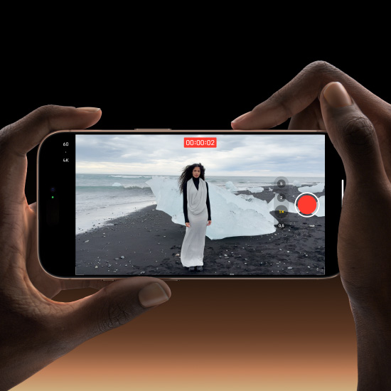 Ngón tay phải trượt dọc theo cạnh điện thoại để điều chỉnh cài đặt camera với Điều Khiển Camera