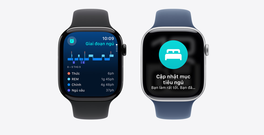 Hai chiếc Apple Watch Series 10. Chiếc đầu tiên hiển thị thông báo cho biết ai đó đã đạt được mục tiêu về giấc ngủ. Chiếc thứ hai hiển thị dữ liệu về các Giai Đoạn Ngủ.